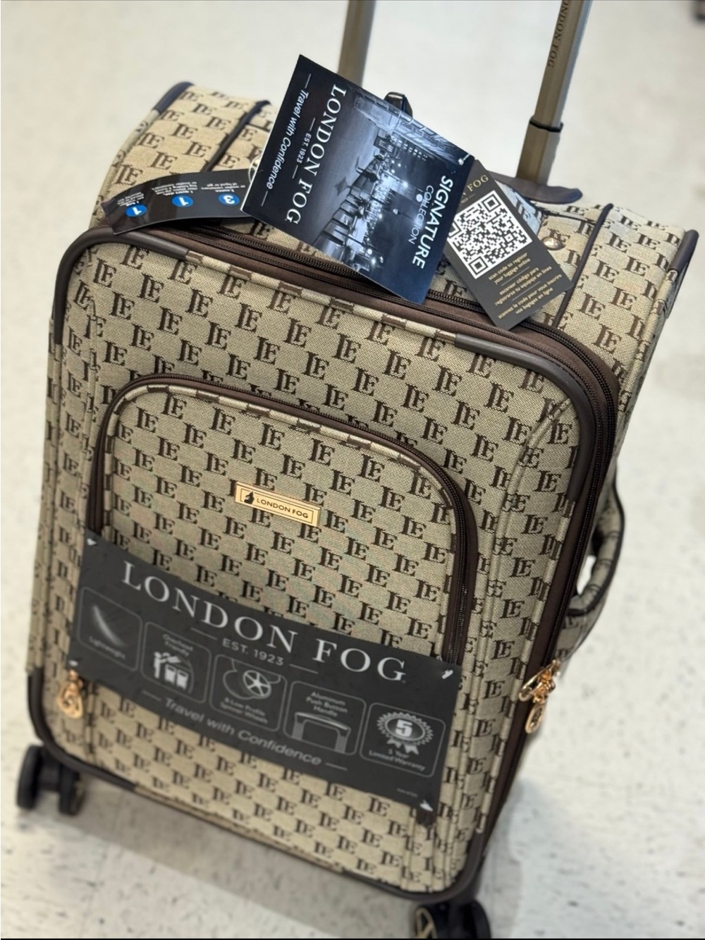 London Fog luggage carry on 20” expandable 8 wheels spinner